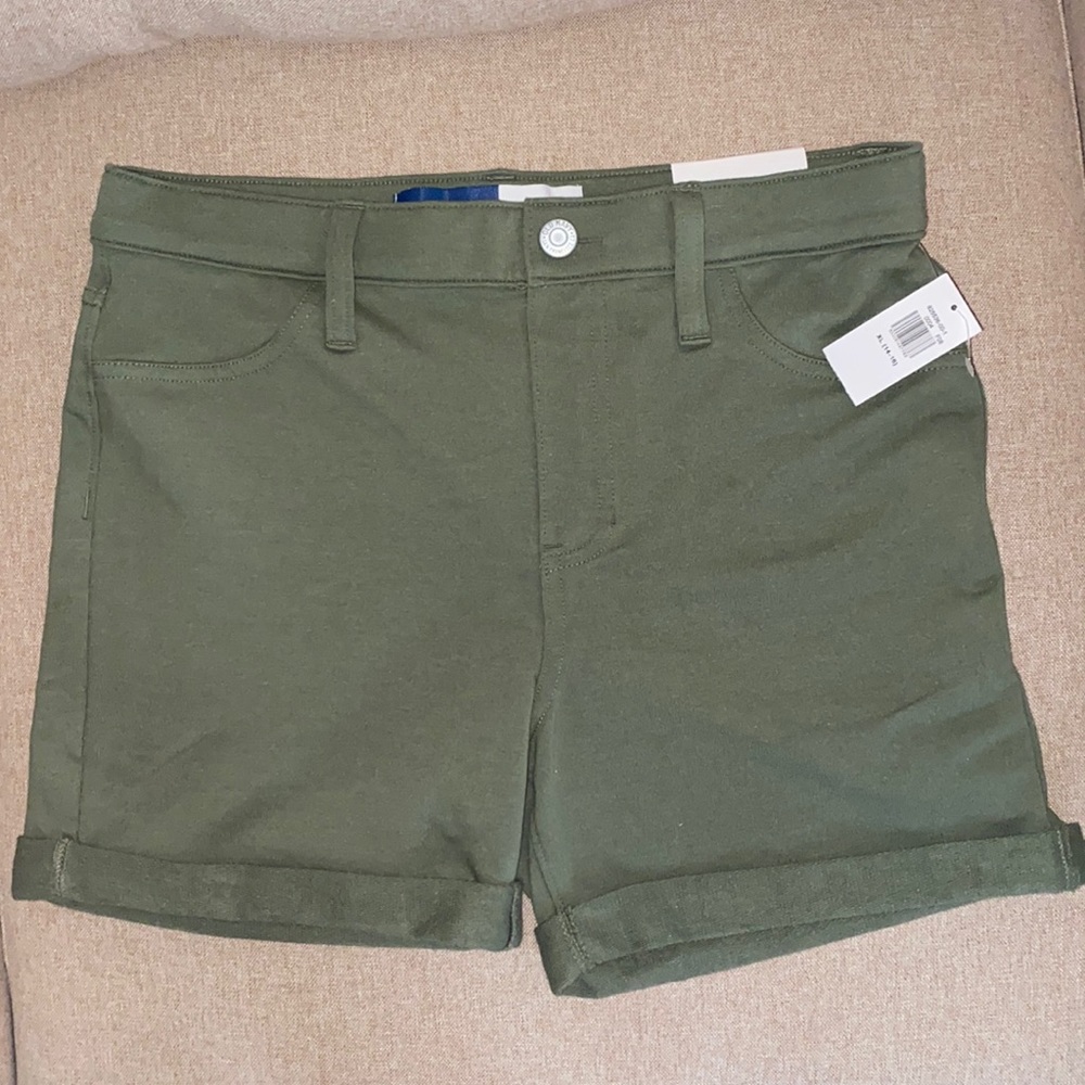 Old Navy girls size XL 14-16 olive shorts with a 4’ inch inseam.